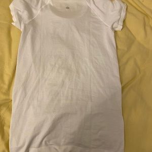 White lululemon tshirt
